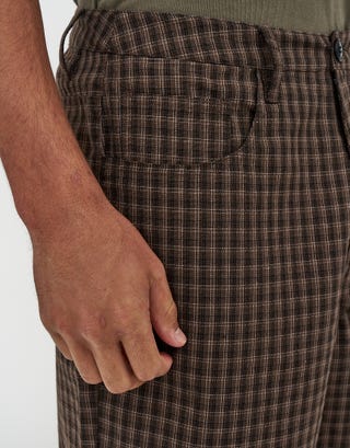 Baggy Fit Check Short in Brown Detail