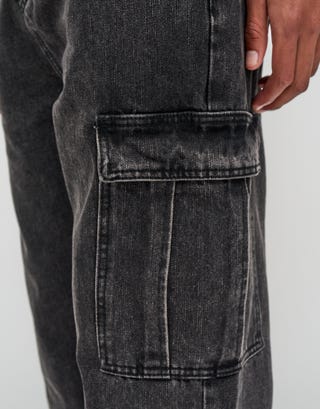 Baggy Fit Cargo Jeans in Swedish Black Detail2