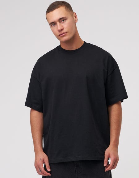 https://www.hallensteins.com/content/products/ab-box-tee-black-front-10004420.jpg?optimize=high&width=450