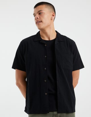 Crinkled Texture Short Sleeve Shirt in Black Detail2