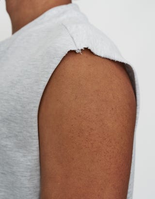 Cropped Muscle Singlet in Snow Marle Detail