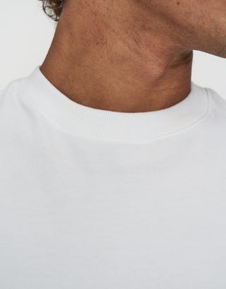 Cropped Muscle Singlet in White Detail