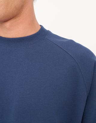 Cropped Fit Raglan Crew Neck Jumper in Midnight Detail2