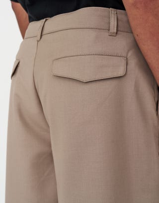 Baggy Fit Double Pleated Shorts in Tan Detail