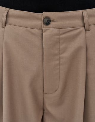 Baggy Fit Double Pleated Shorts in Tan Detail2