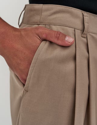 Baggy Fit Double Pleated Shorts in Tan Detail3