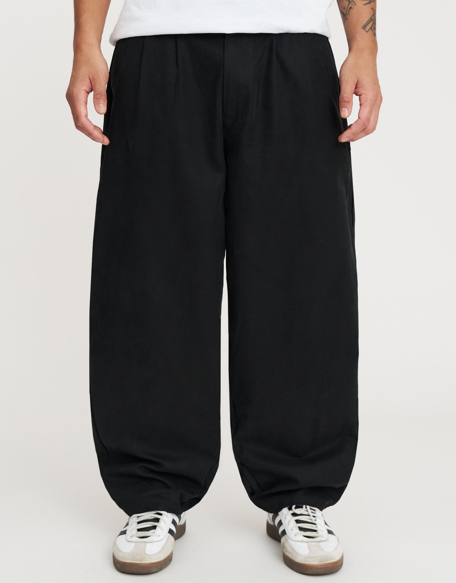 Madison Barrel Fit Pleated Pants in Black | Hallensteins NZ