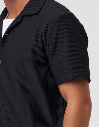 Plisse Pleated Relaxed Short Sleeve Shirt in Black Detail2