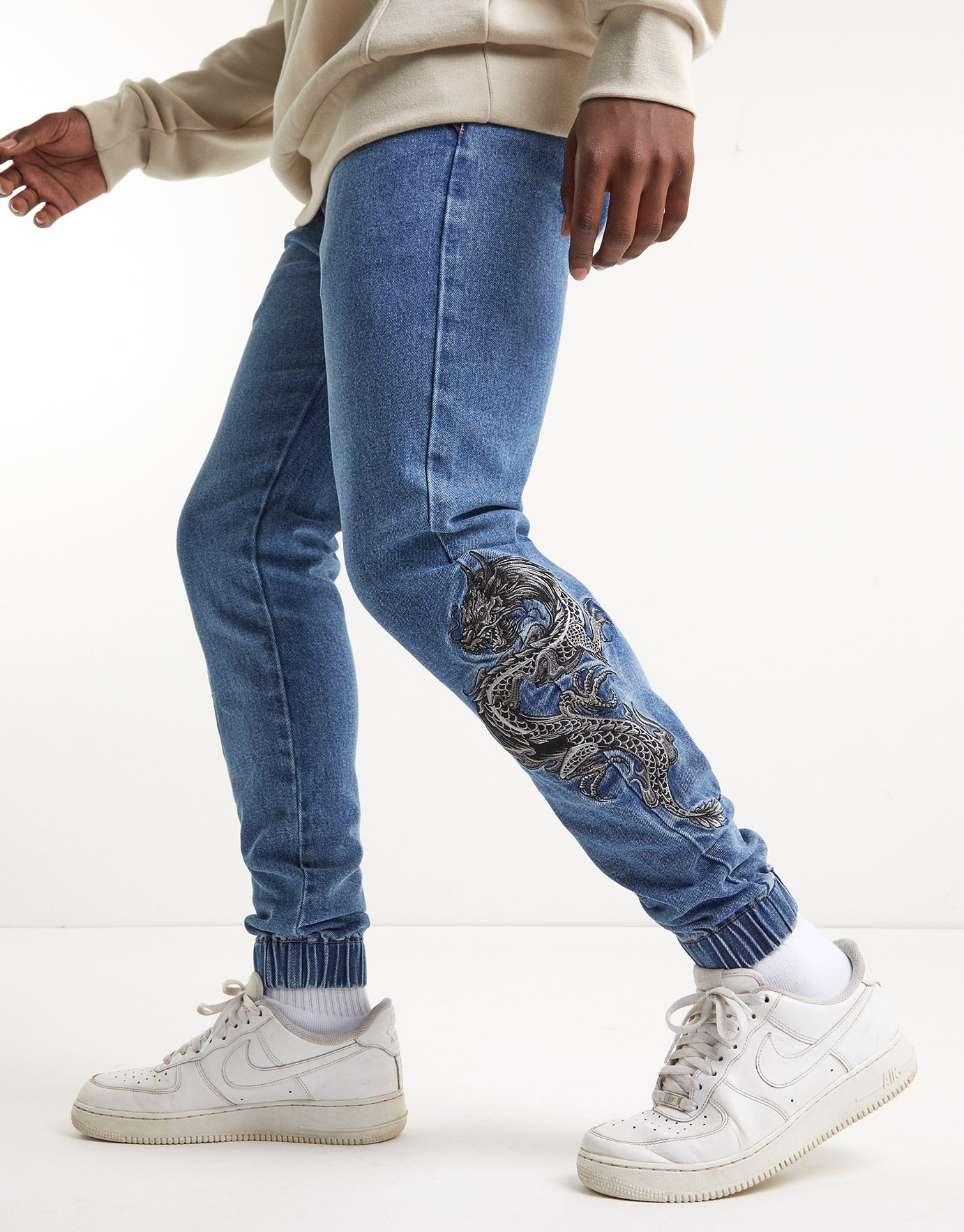 Dragon Embroidery Jogger Jeans in Blue 