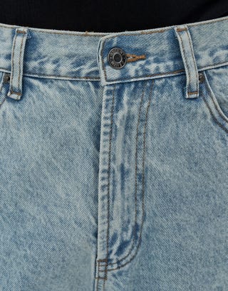 Relaxed Fit Denim Shorts in Vintage Light Blue Detail3