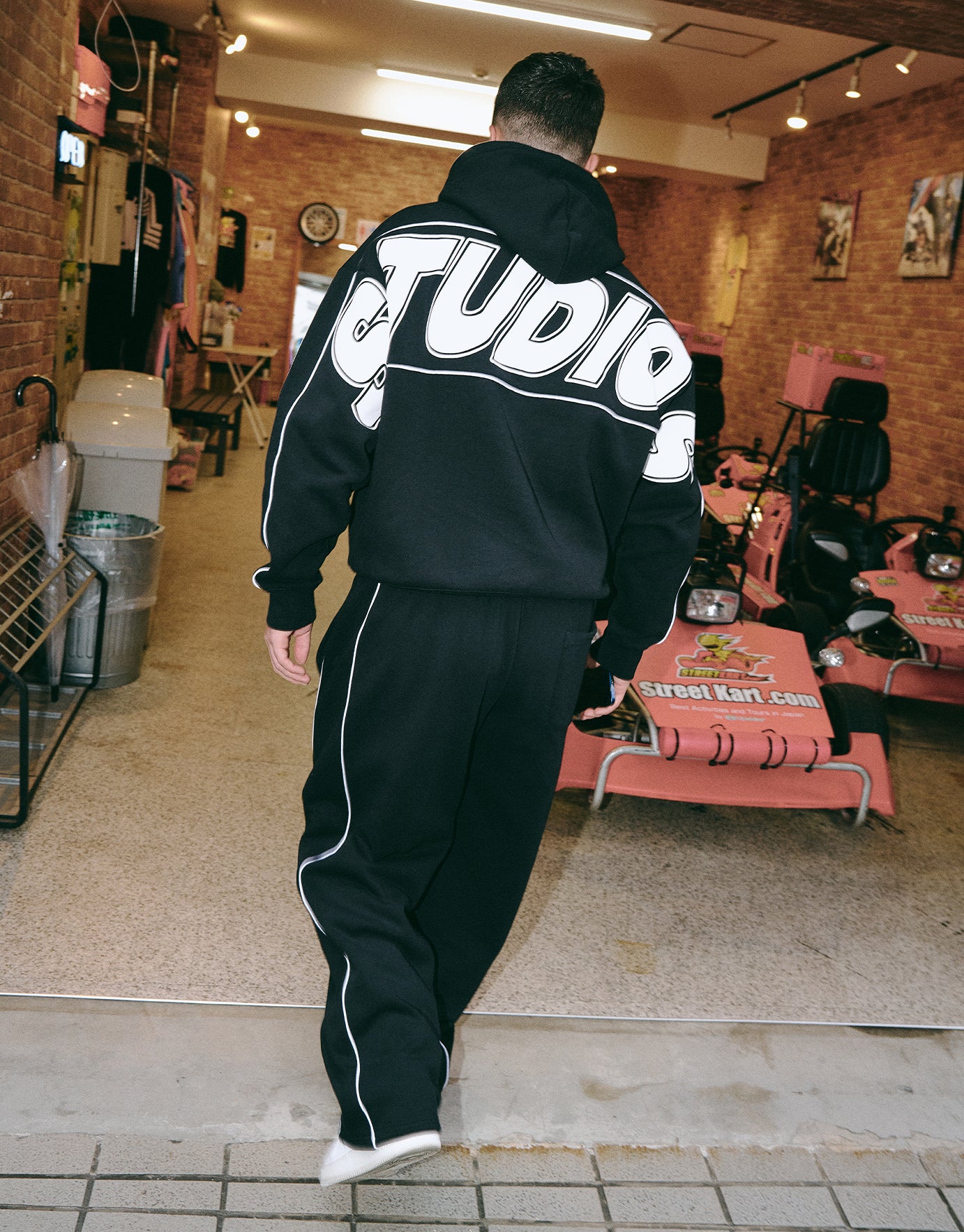 Studios Oversized Cropped Hoodie in Black | Hallensteins AU