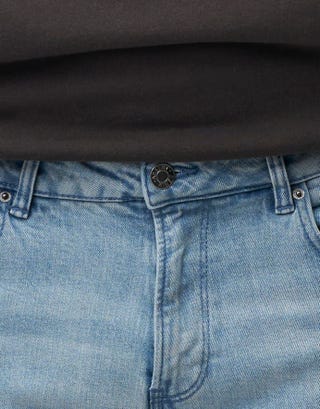 Taper Fit Jeans in Snow Wash Detail2