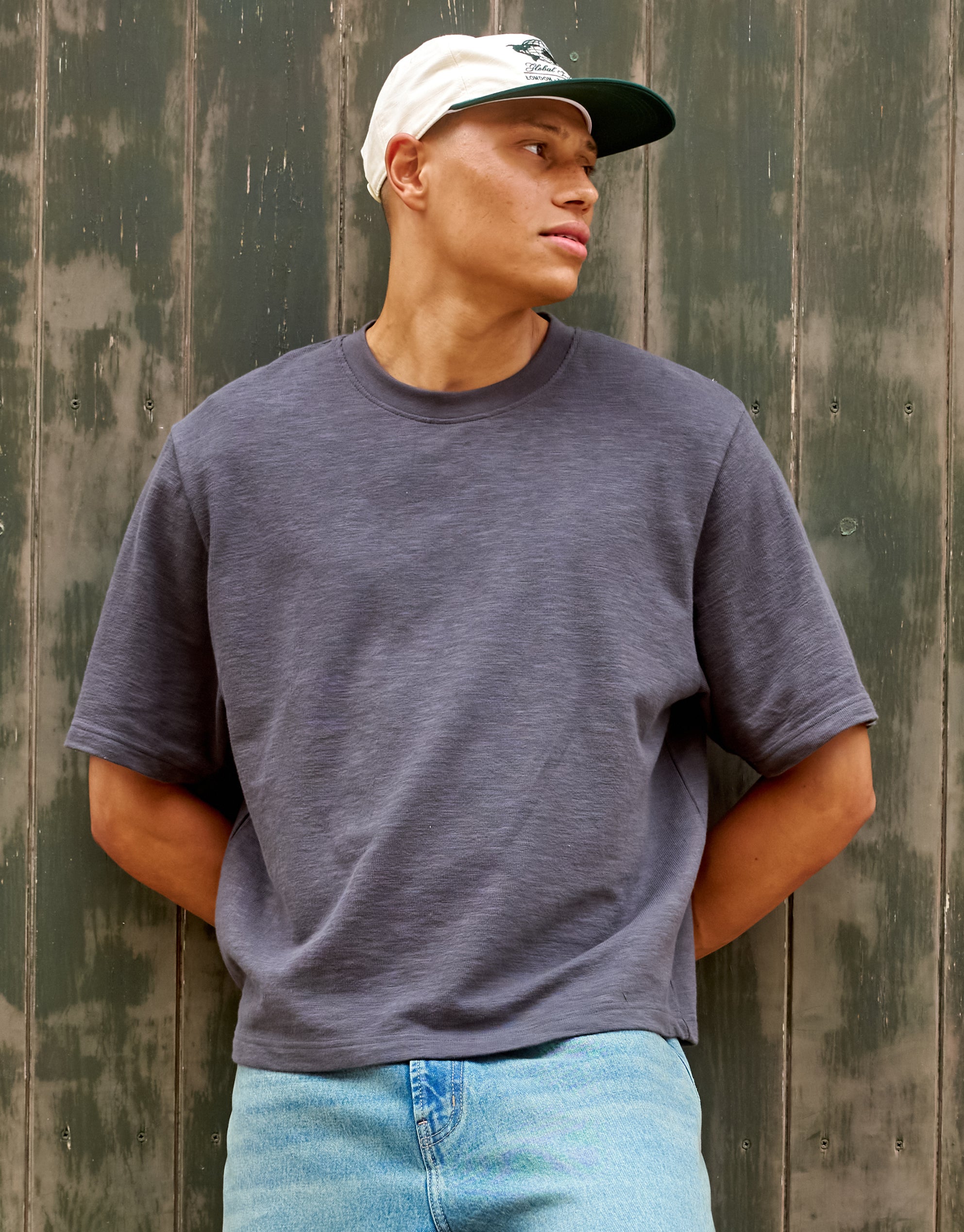 トップス T-SHIRT RELAXED UNISEX FIT Textured Cropped Relaxed Fit T Shirt in Washed Black | Hallensteins NZ