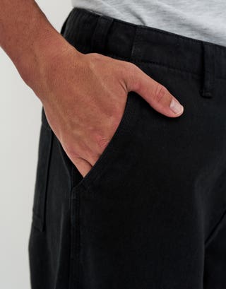 Baggy Fit Twill Barrel Pants in Solid Black Detail3