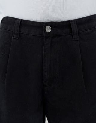 Baggy Fit Twill Pleated Shorts in Black Detail
