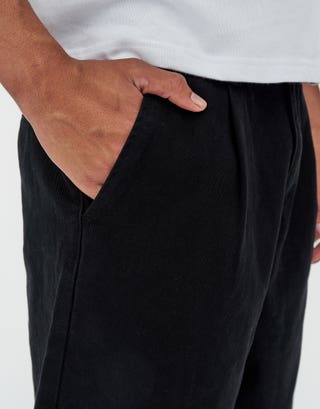 Baggy Fit Twill Pleated Shorts in Black Detail2