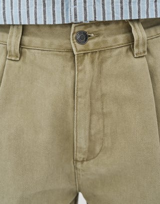 Baggy Fit Twill Pleated Shorts in Tan Detail