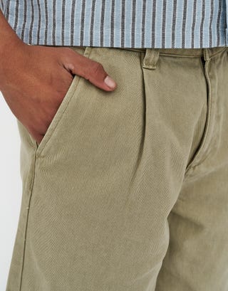 Baggy Fit Twill Pleated Shorts in Tan Detail2