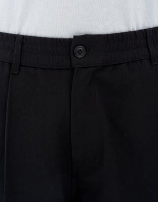 Baggy Fit Pleated Shorts in Black Detail2