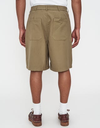 Baggy Fit Pleated Shorts in Khaki Back