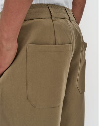 Baggy Fit Pleated Shorts in Khaki Detail