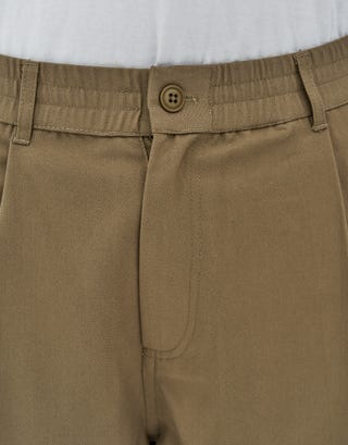 Baggy Fit Pleated Shorts in Khaki Detail2