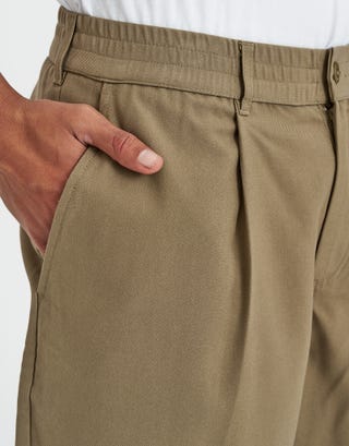 Baggy Fit Pleated Shorts in Khaki Detail3