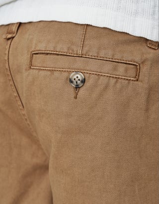 Relaxed Fit Pleated Shorts in Brown Detail