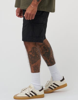 Plain Regular Fit Cargo Shorts in Black Detail2