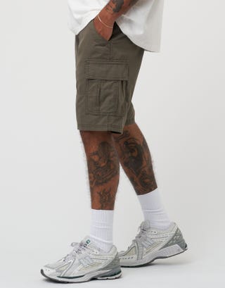 Plain Regular Fit Cargo Shorts in Green Detail