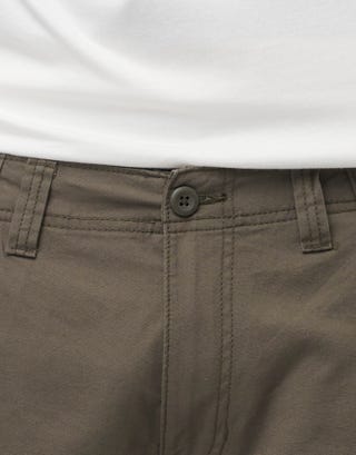 Plain Regular Fit Cargo Shorts in Green Detail2