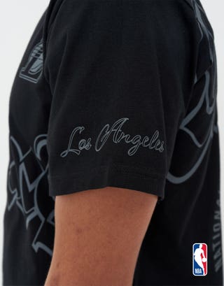 NBA LA Lakers Defence Relaxed Fit T Shirt in Black Detail3